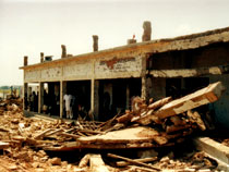 破壊されたコンクリートの小学校