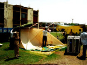 病院前庭での診療テントの設営